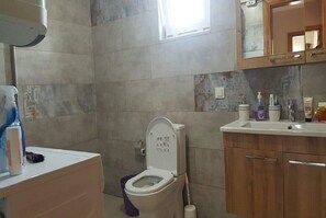 Villa, 3 habitaciones | Baño | Regadera y toallas 