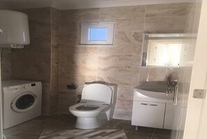 Villa, 3 slaapkamers | Badkamer | Een douche, handdoeken
