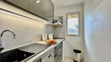 Kühlschrank, Mikrowelle, Ofen, Herdplatte