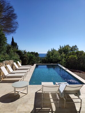 Alberca al aire libre y alberca climatizada