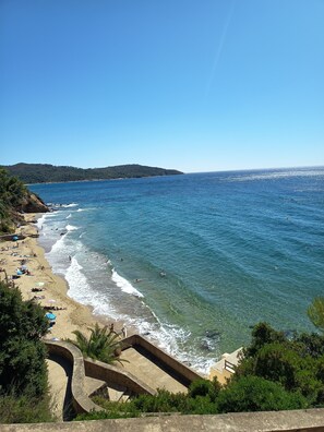 In Strandnähe, Liegestühle, Strandtücher