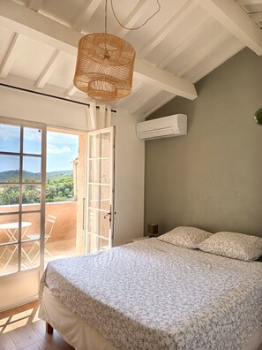 4 bedrooms, in-room safe, iron/ironing board, travel cot - Quiet villa with open sea view - saltwater pool & heated jacuzzi facing the sea (La Croix-Valmer)