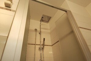 City Apartment (Sant'Andrea 7) | Bathroom shower