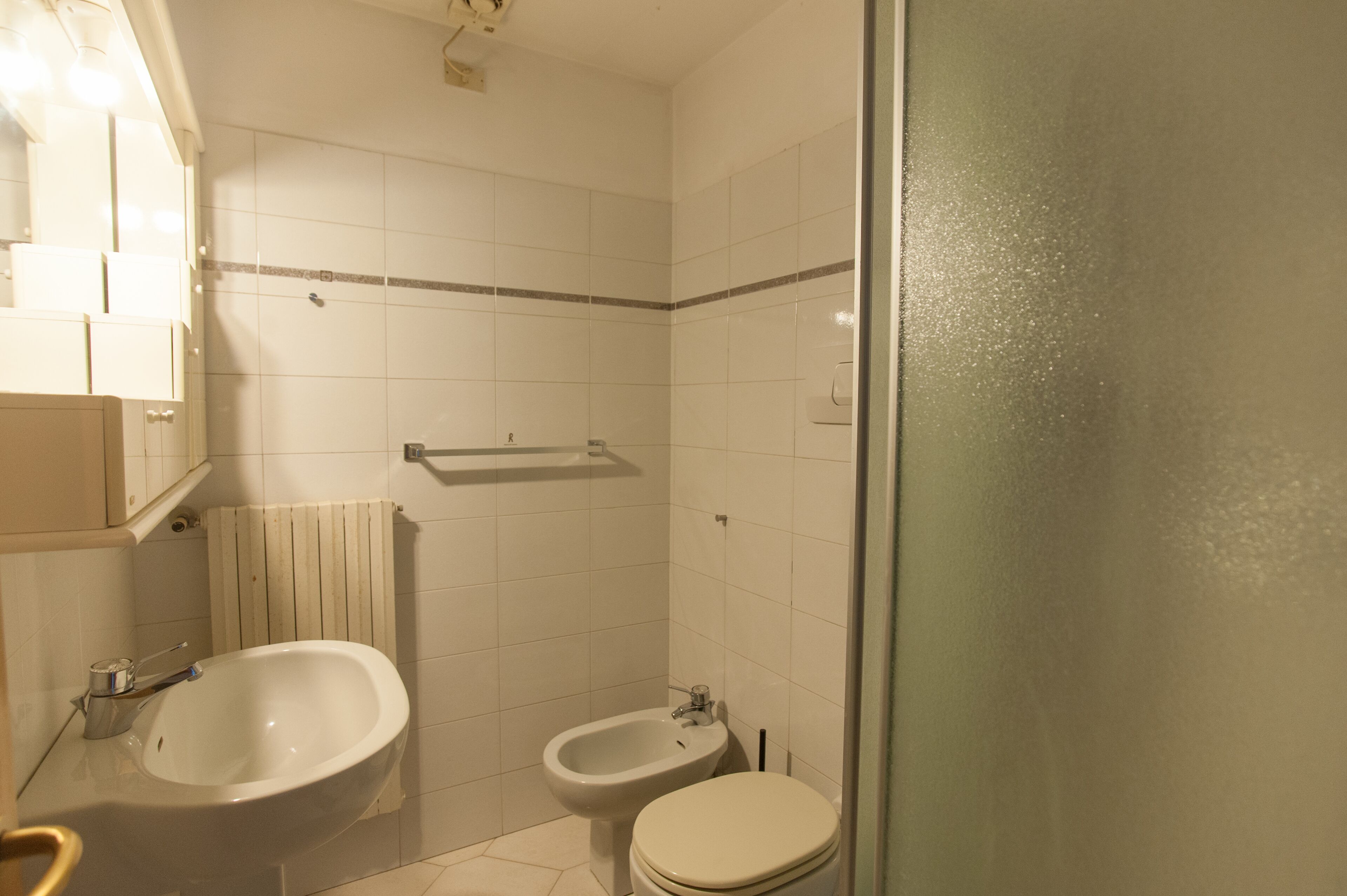 Une salle de bain équipée d’un lavabo, d’un bidet et de toilettes.