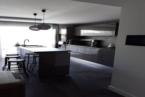 Villa | Cocineta privada | Refrigerador con congelador, microondas, horno y parrilla de estufa 