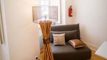 Monolocale Design, 1 letto matrimoniale, non fumatori (3) | Area soggiorno | TV a schermo piatto 32 pollici con canali via cavo, TV