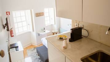 Monolocale panoramico, 1 letto matrimoniale, non fumatori, vista fiume (2) | Angolo cottura privato | Frigorifero, microonde, macchina per caffè espresso