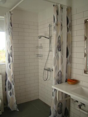 Casa de campo, 1 quarto (Calm) | Banheiro | Chuveiro, secador de cabelo, toalhas de banho, sabonete