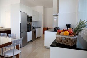 Fridge, microwave, oven, stovetop - Private house in Viña de Millán (O Grove)