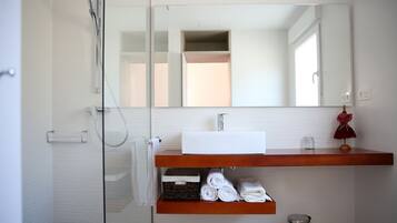 Een haardroger, handdoeken, zeep, toiletpapier