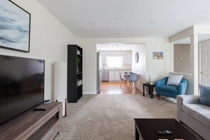 Televisión, chimenea y estéreo 