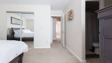 2 bedrooms, desk, iron/ironing board, WiFi