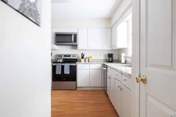 Een koelkast, een magnetron, een oven, een kookplaat