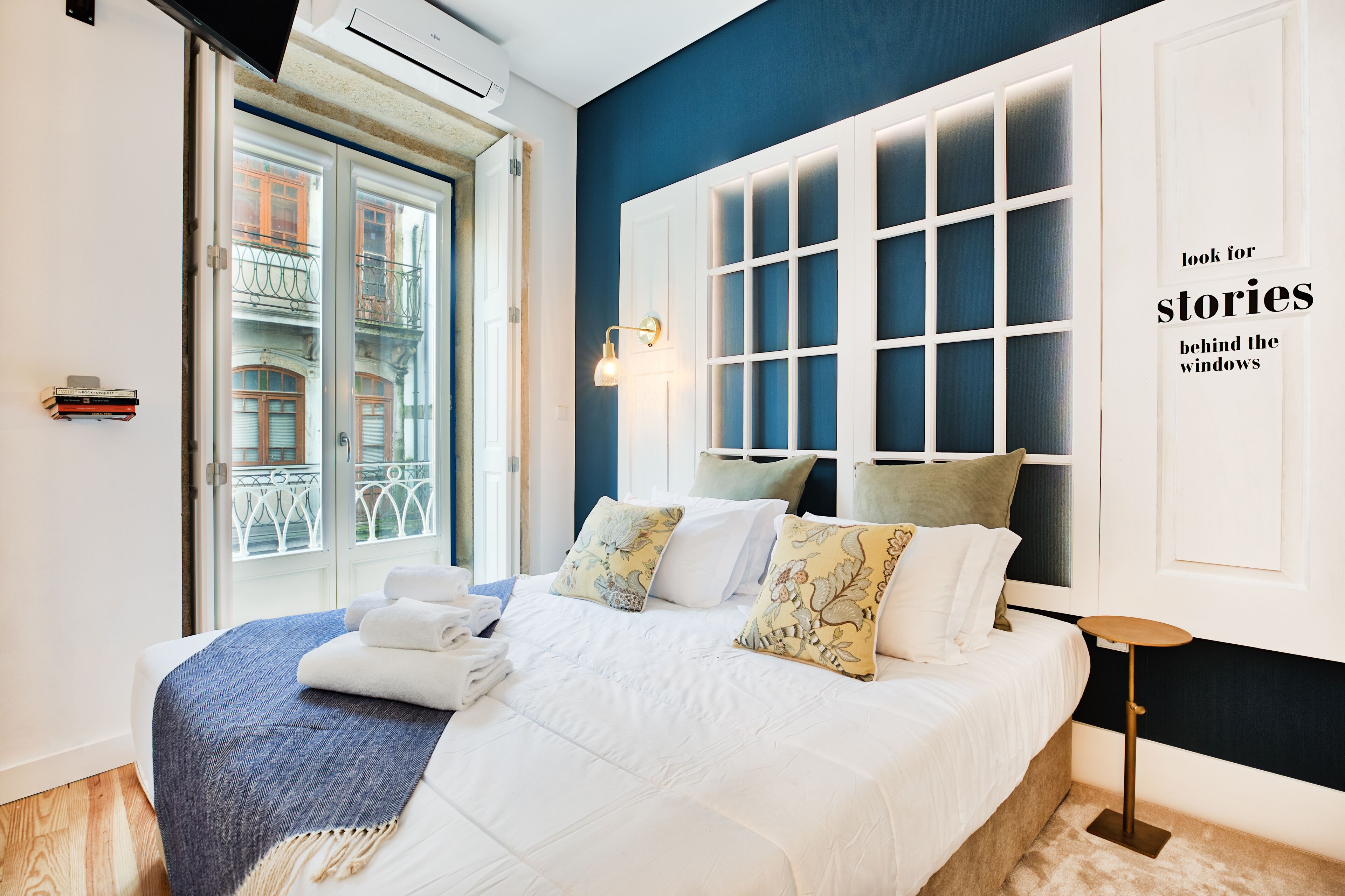 1 chambre, ameublement personnalisé, bureau