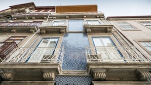 A multi-story building with ornate balconies, large windows, and a tiled facade. - Janelas de São Bento by Porto City Hosts (Porto)