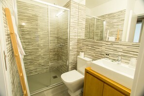 Deluxe-Apartment, 1 Schlafzimmer, Terrasse (2) | Badezimmer | Dusche, Regendusche, kostenlose Toilettenartikel, Haartrockner