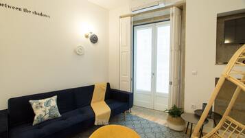 Design Apartment, 1 Bedroom, Balcony (1) | Ruang tamu | 35 inci televisyen skrin rata dengan kabel, TV