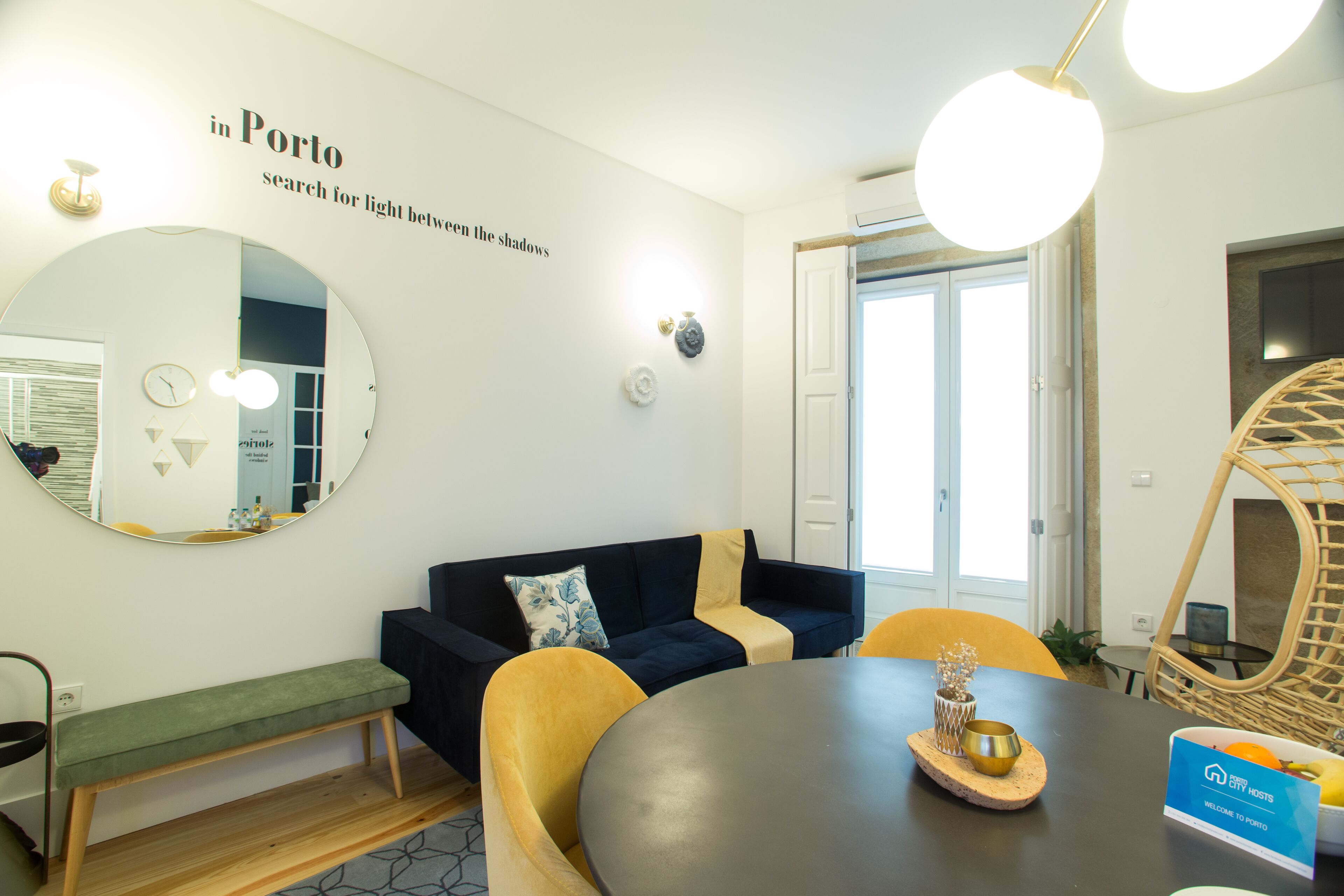 Leilighet – design, 1 soverom, balkong (1) | Oppholdsrom | En 35-tommers Flatskjerm-TV med kabel-kanaler samt TV
