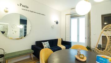 Leilighet – design, 1 soverom, balkong (1) | Oppholdsrom | En 35-tommers Flatskjerm-TV med kabel-kanaler samt TV