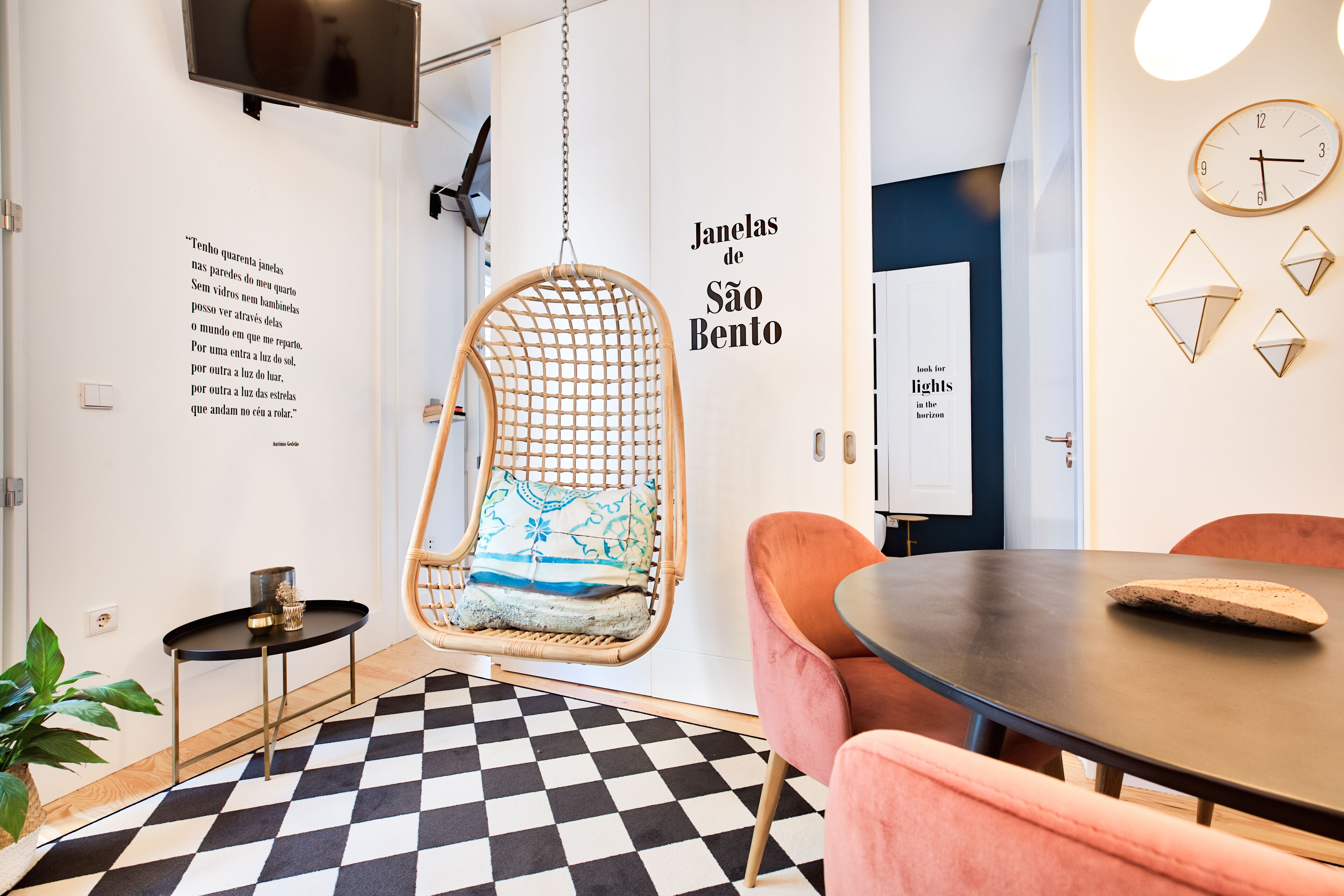 Leilighet – deluxe, 1 soverom, terrasse (2) | Oppholdsrom | En 35-tommers Flatskjerm-TV med kabel-kanaler samt TV