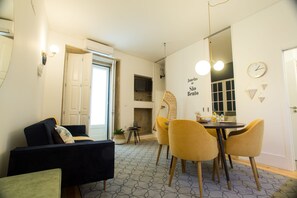 Design-Apartment, 1 Schlafzimmer, Balkon (1) | Wohnzimmer | 35-Zoll-Flachbildfernseher mit Kabelempfang, Fernseher