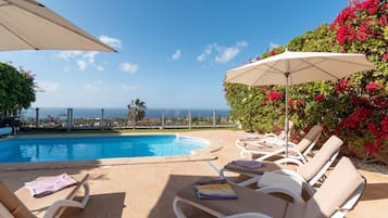 Außenpool, beheizter Pool, Liegestühle