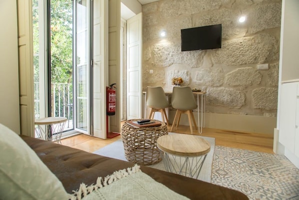 Studio trung tâm thành phố, không hút thuốc, có phòng tắm riêng | Khu phòng khách | TV màn hình phẳng 32-inch có truyền hình cáp, TV