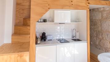 Apartamento design, 1 quarto, no mezanino | Cozinha americana privada | Geladeira, micro-ondas, máquina de café expresso, cafeteira/chaleira