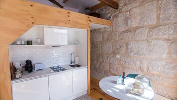 Refrigerador, microondas, cafetera expreso, cafetera/tetera