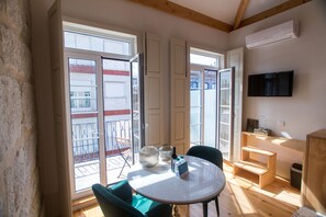 Căn hộ có thiết kế đặc sắc, 1 phòng ngủ, tầng lửng | Quang cảnh từ phòng