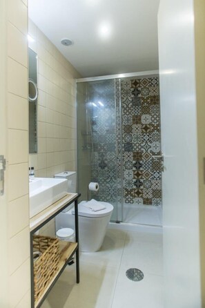 A bathroom with a toilet, sink, and shower. - Picasso Suites Porto by Porto City Hosts (Porto)