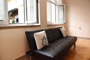 Departamento Confort, 1 habitación | Sala de estar | Televisión de pantalla plana 