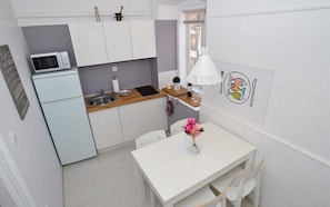 Appartement Confort, 2 chambres | Cuisinette privée | Réfrigérateur, surface de cuisson, bouilloire électrique