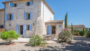 A stone building with a balcony, a door, and a window. - L'Ancien Pigeonnier (Trebes)