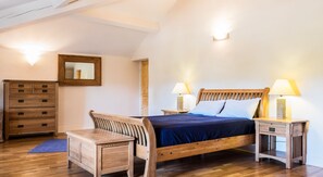 4 Schlafzimmer, individuell dekoriert, individuell eingerichtet