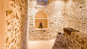 A narrow stone corridor with a small alcove containing a statue. - L'Ancien Pigeonnier (Trebes)