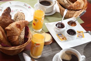 Daily continental breakfast (EUR 8 per person) - Chambres D'hotes La Chaumiere (Arcy-sur-Cure)
