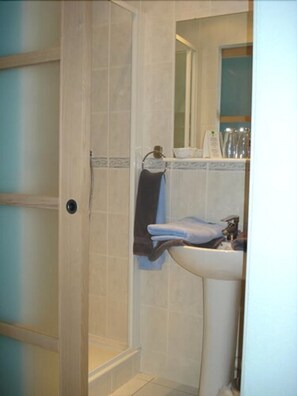 Douche, sèche-cheveux, serviettes fournies, savon
