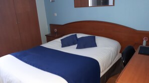 Individually decorated, individually furnished, desk, blackout curtains - Chambres D'hotes La Chaumiere (Arcy-sur-Cure)