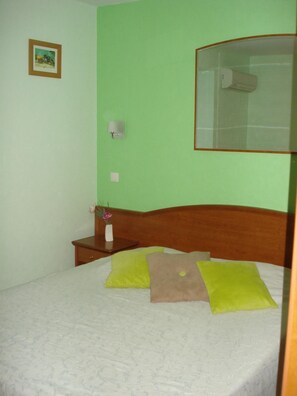 Individually decorated, individually furnished, desk, blackout curtains - Chambres D'hotes La Chaumiere (Arcy-sur-Cure)