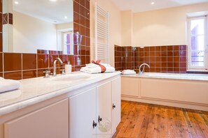 أحواض استحمام وحجيرات دش منفصلة، مجففات شعر، مناشف