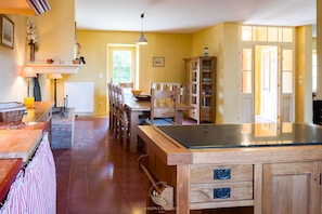 Luxury Villa | Private kitchen | Full-sized fridge, microwave, oven, stovetop - La Maison Vigneronne (Trebes)
