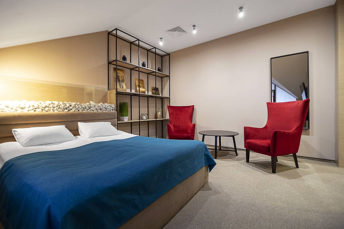 King Suite | Minibar, desk, iron/ironing board (on request), WiFi (free)