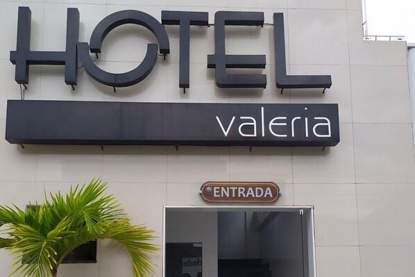 Property entrance - Hotel Valéria (Salvador)