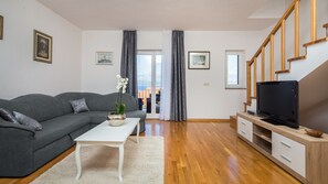 Fernseher, Kamin, Stereoanlage