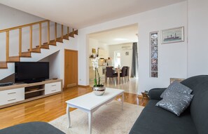 Fernseher, Kamin, Stereoanlage