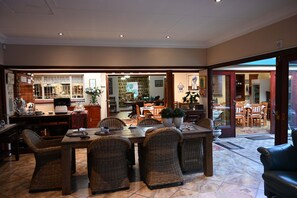 55–tuumainen äly-TV, jossa satelliittikanavat