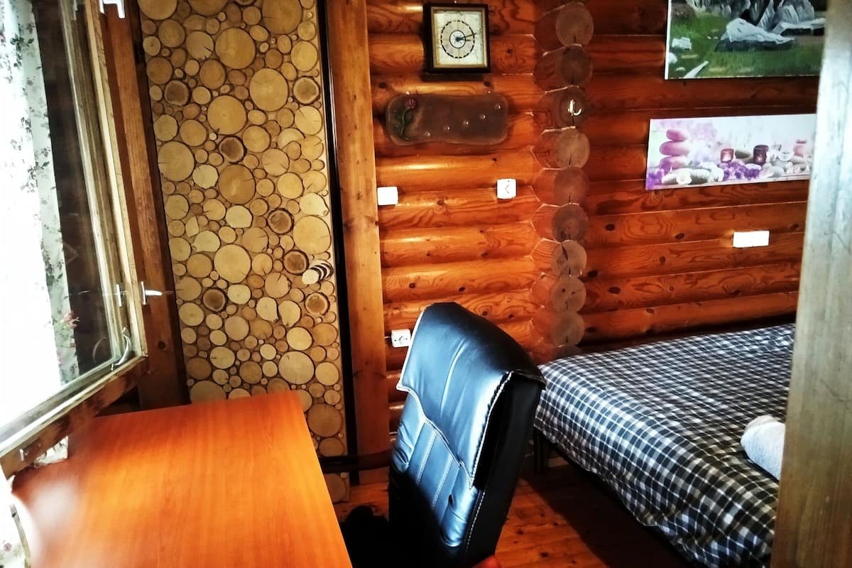 Classic Room | Laptop workspace, free WiFi, bed sheets