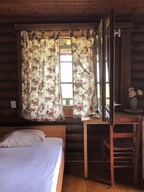 Economy Room, Multiple Beds | Laptop workspace, free WiFi, bed sheets