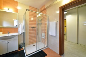 Lägenhet - 1 sovrum | Badrum | Dusch, handdukar, tvål och toalettpapper